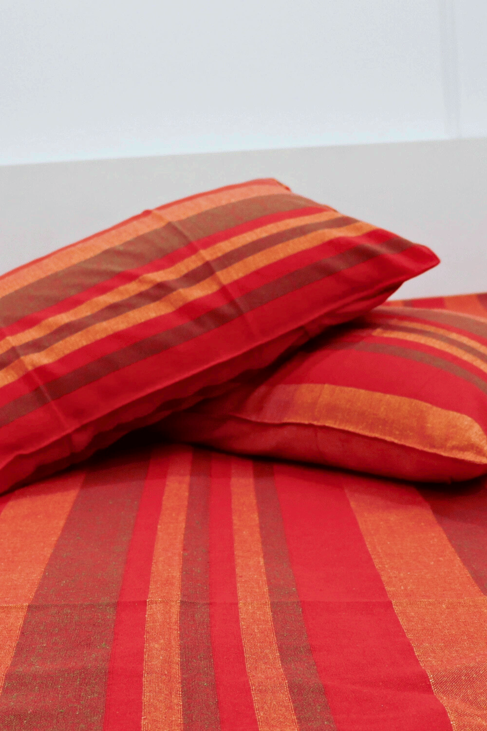 Handloom Cotton Bedsheet with Two Pillow Covers King Size Red
